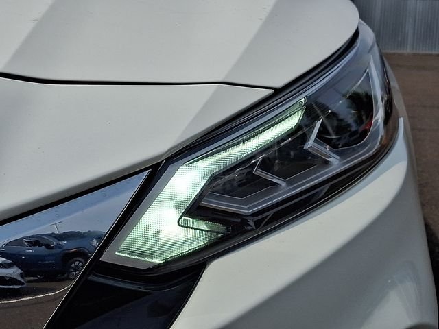 Used 2019 White Nissan 2.5 Platinum image 9