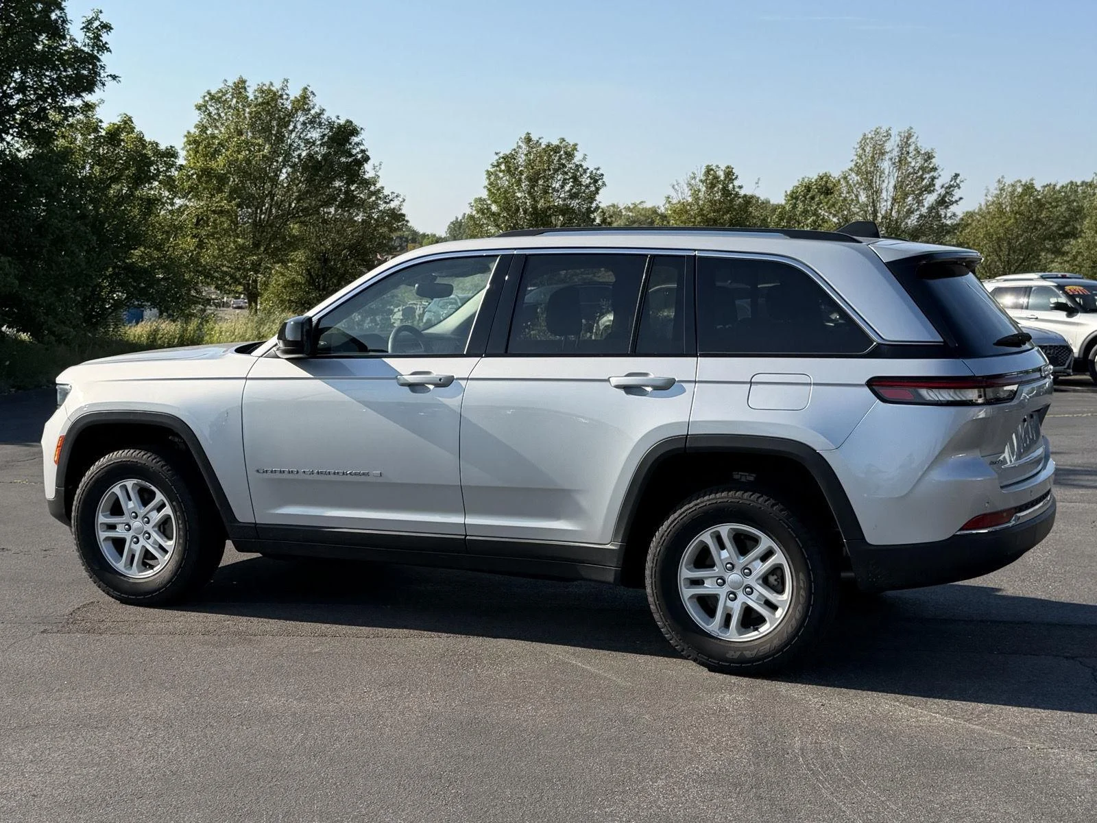 Used 2023 Silver Zynith Jeep Laredo image 6
