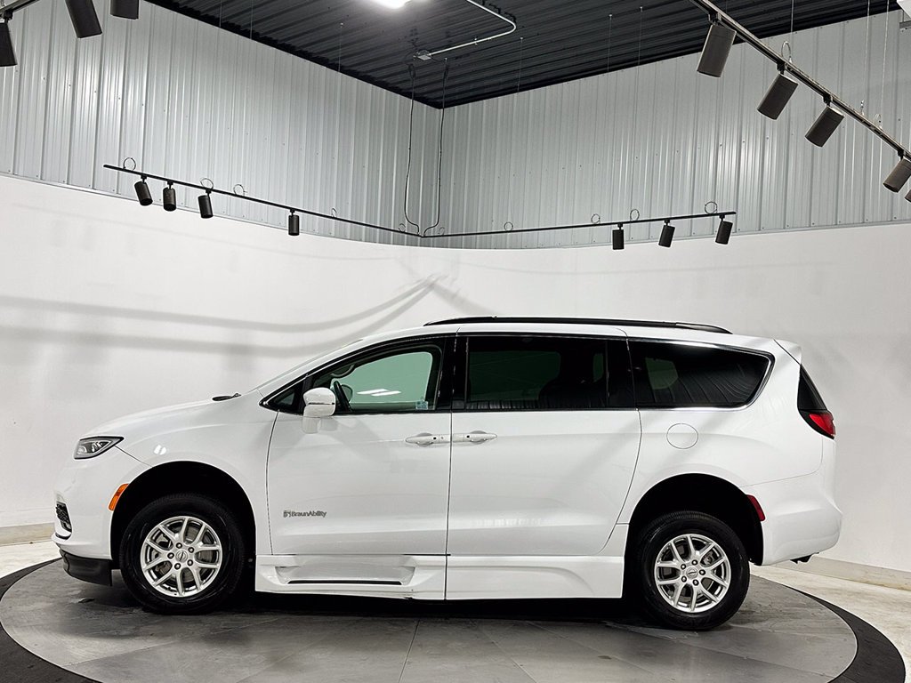 Used 2022 White Chrysler Wheelchair Accessible-Touring L image 11
