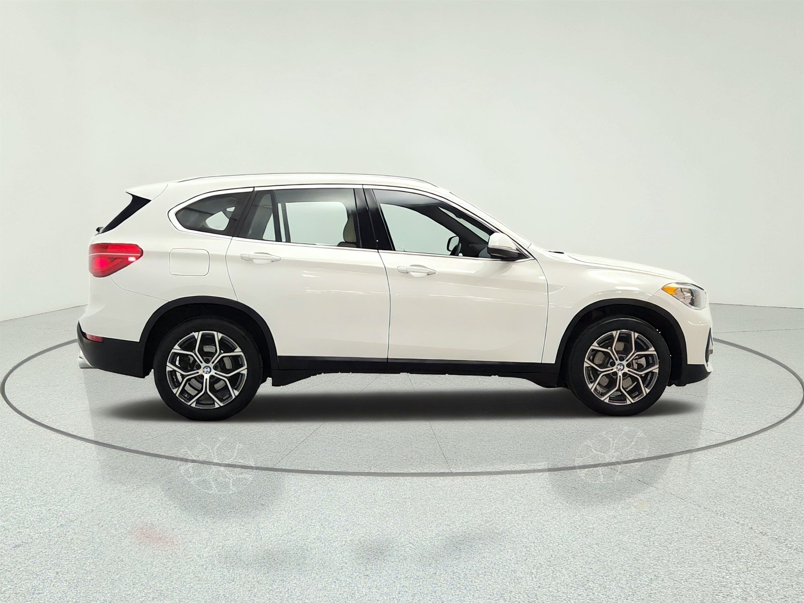Used 2021 Alpine White BMW xDrive28i Sports Activity Vehicle image 4