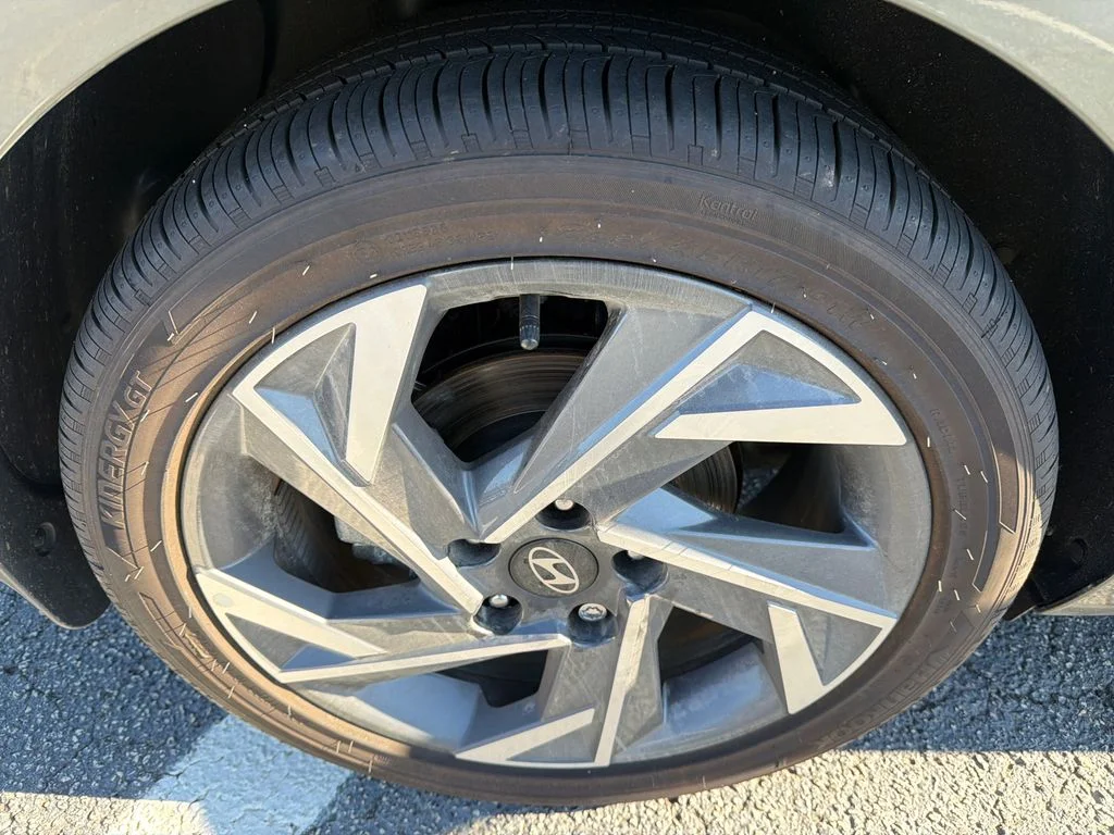 Used 2025 Gray Hyundai SEL Sport image 17