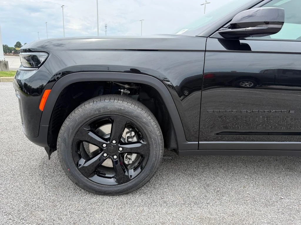 New 2026 Diamond Black Crystal Pearl-Coat Exterior Paint Jeep Limited image 24