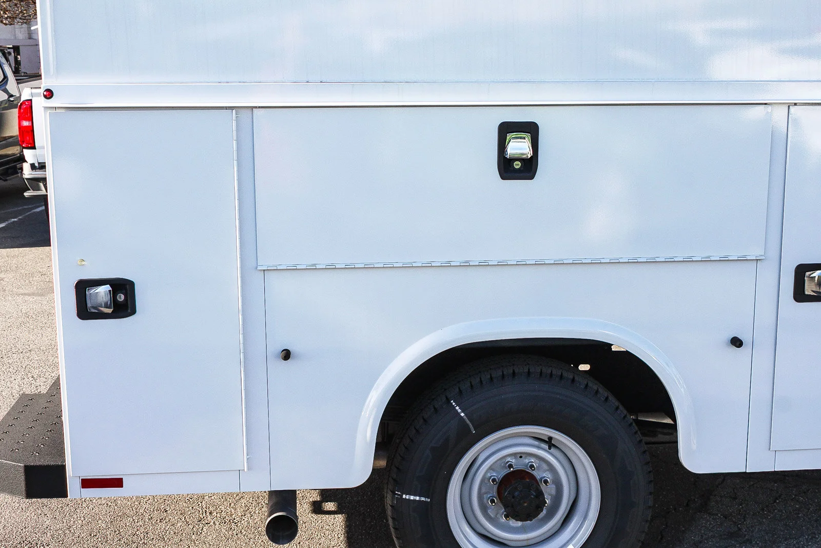 New 2026 Oxford White Ford E-350 SRW image 15
