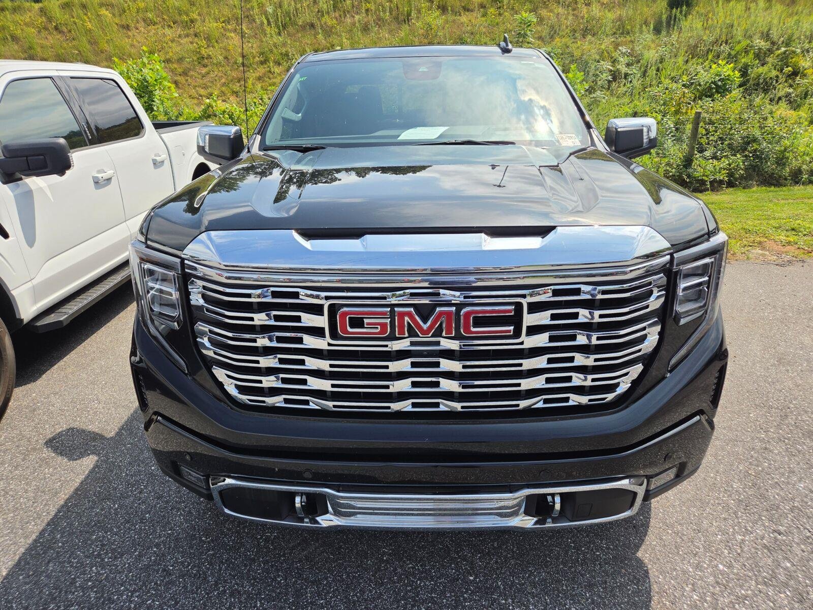 Used 2025 Onyx Black GMC Denali image 2