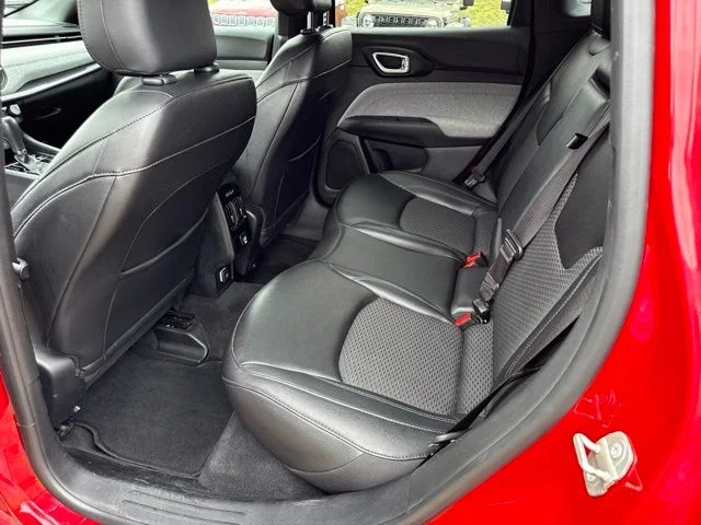 Used 2024  Jeep Latitude image 19