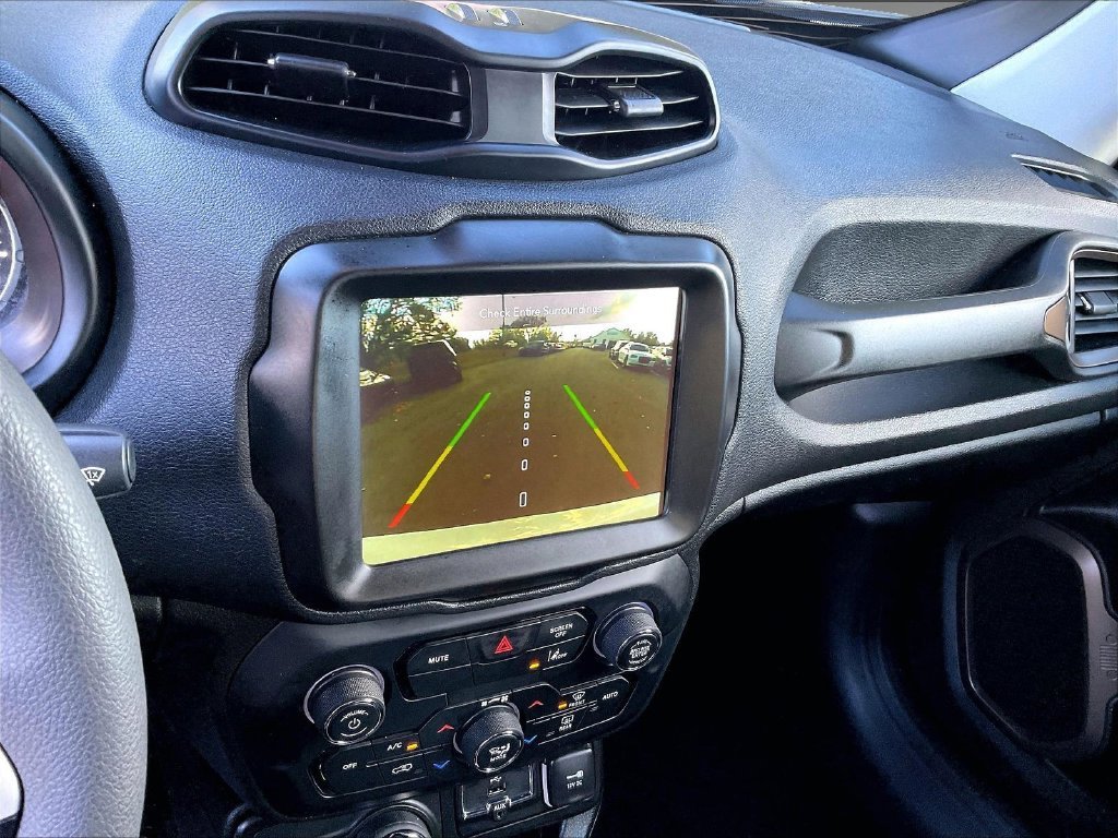 Used 2023 White Jeep Latitude image 16