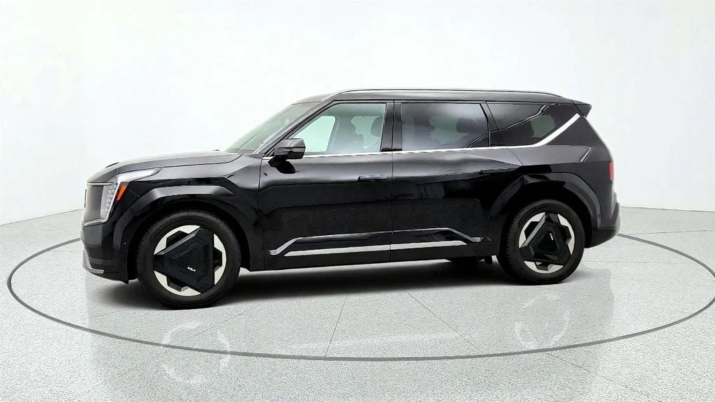 Used 2024 Aurora Black Pearl Kia Land AWD image 8