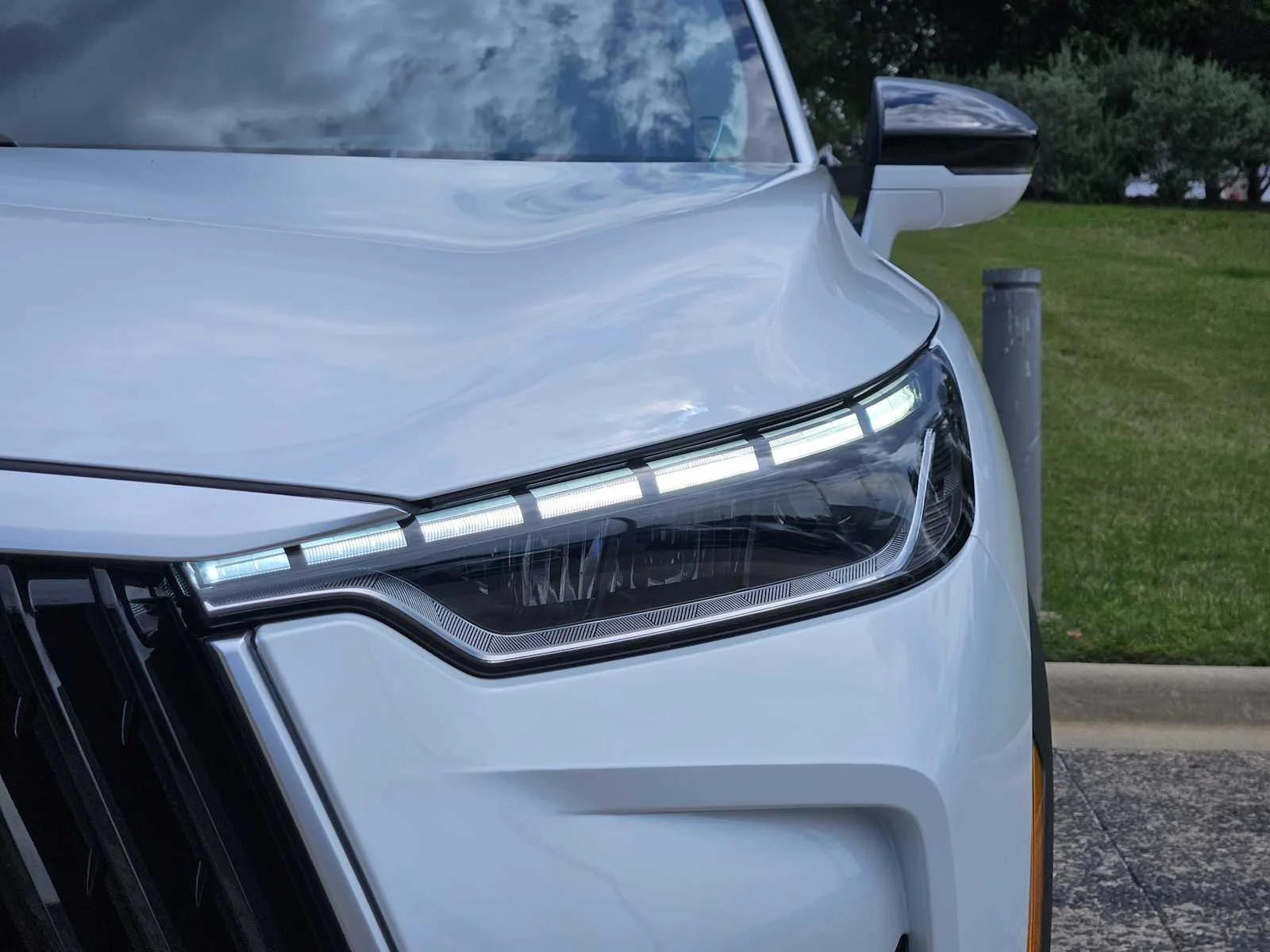 New 2027 RADIANT WHITE INFINITI Luxe FWD image 6