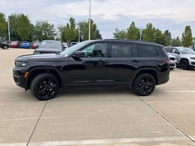 Used 2025 Diamond Black Crystal Pearlcoat Jeep Limited image 4