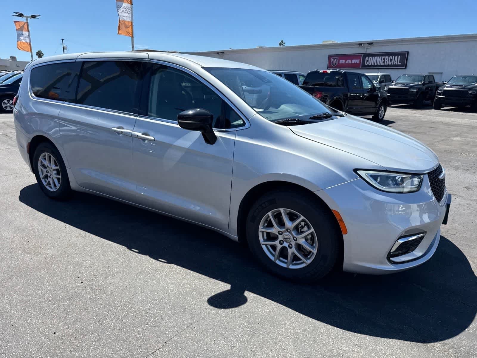 Used 2024 Silver Mist Clearcoat Chrysler Touring L image 9