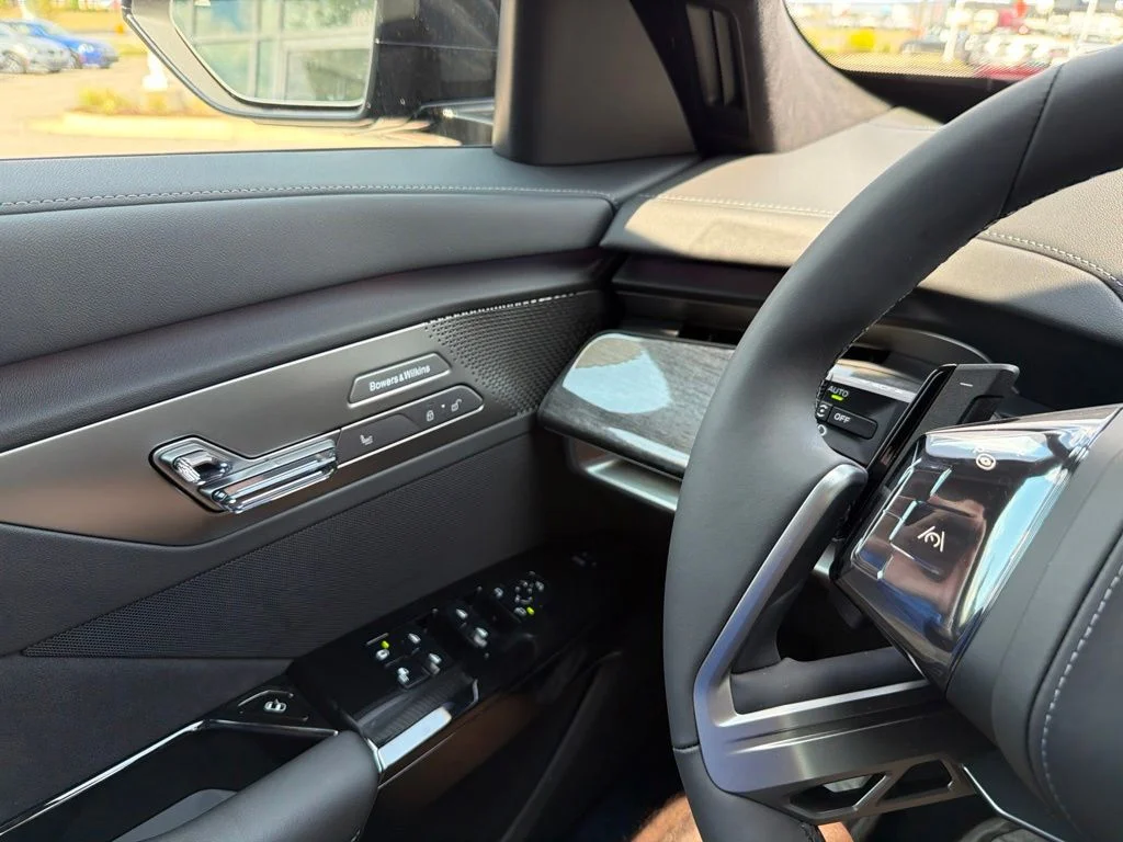 New 2027 Black BMW 740 xDrive image 20