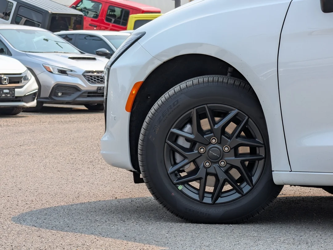 New 2027 White Chrysler Select - - AWD - 3.6L Pentastar V6 - Adaptive Cruise Control - Blind Spot Monitor & More! image 9