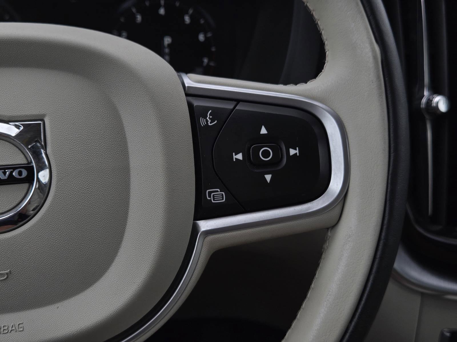 Used 2020 Crystal White Volvo Momentum image 18