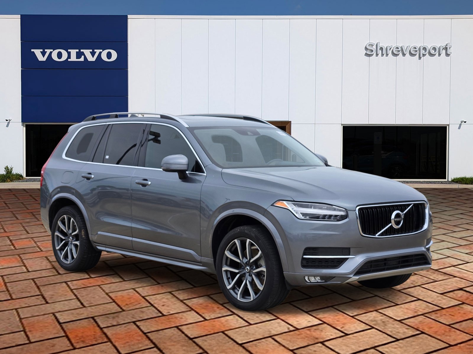 Used 2019 Gray Metallic Volvo Momentum image 3