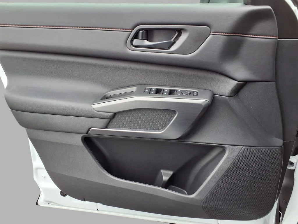 New 2026 Everest White Pearl TriCoat / Super Black Two-tone Nissan Rock Creek® image 18