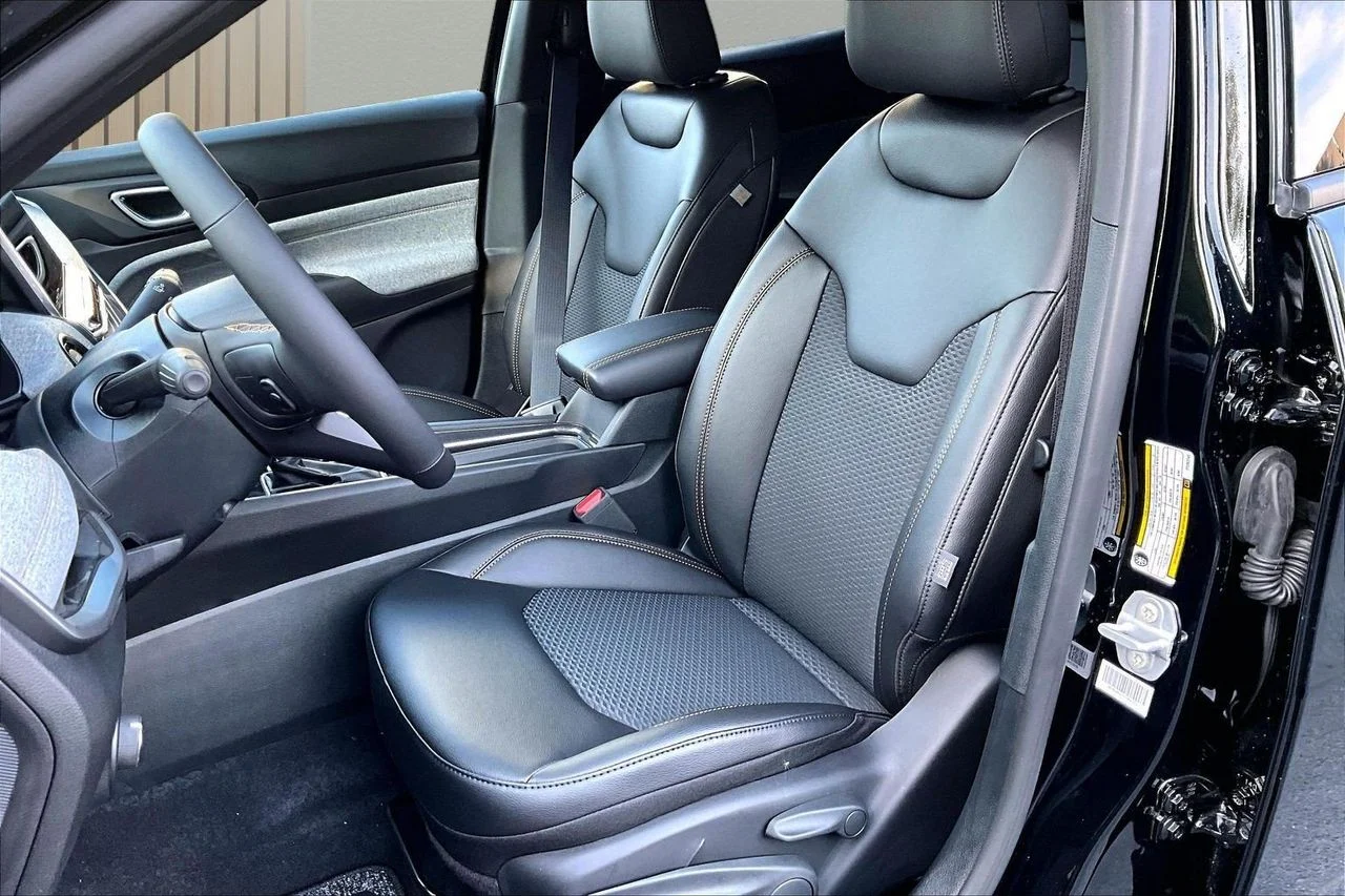 New 2026 Diamond Black Crystal Pearlcoat Jeep Latitude image 17