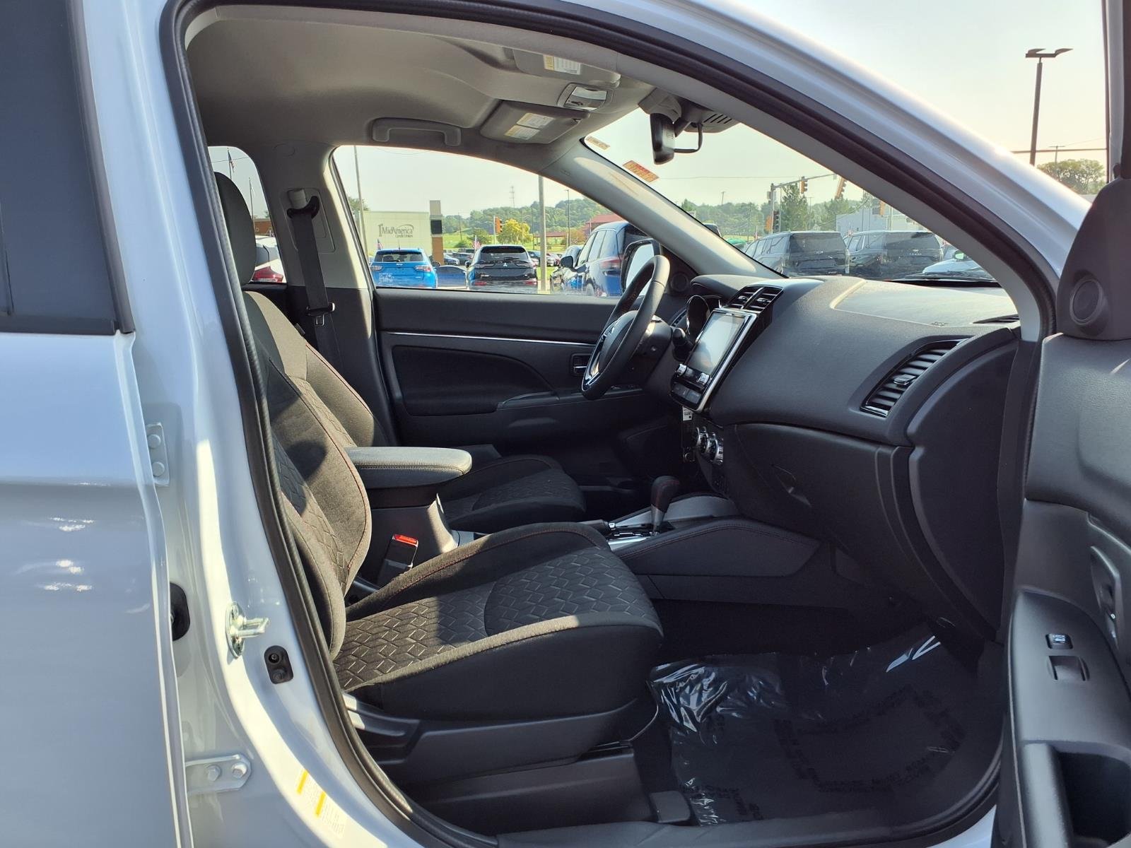 Used 2025 White Mitsubishi 2.0 LE AWC image 23