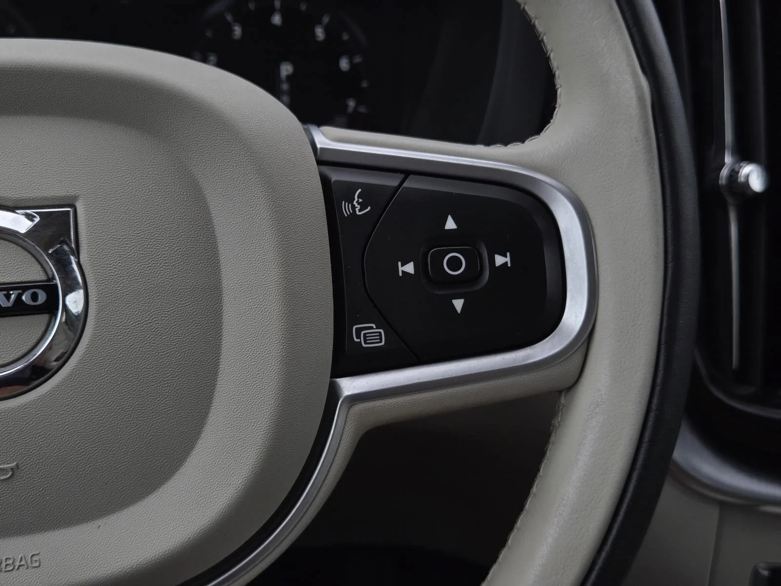 Used 2020 Crystal White Volvo Momentum image 18