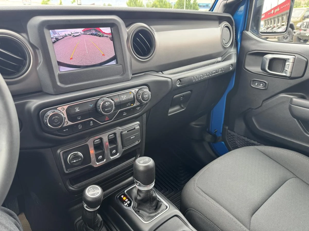Used 2023 Blue Jeep Sport S image 17