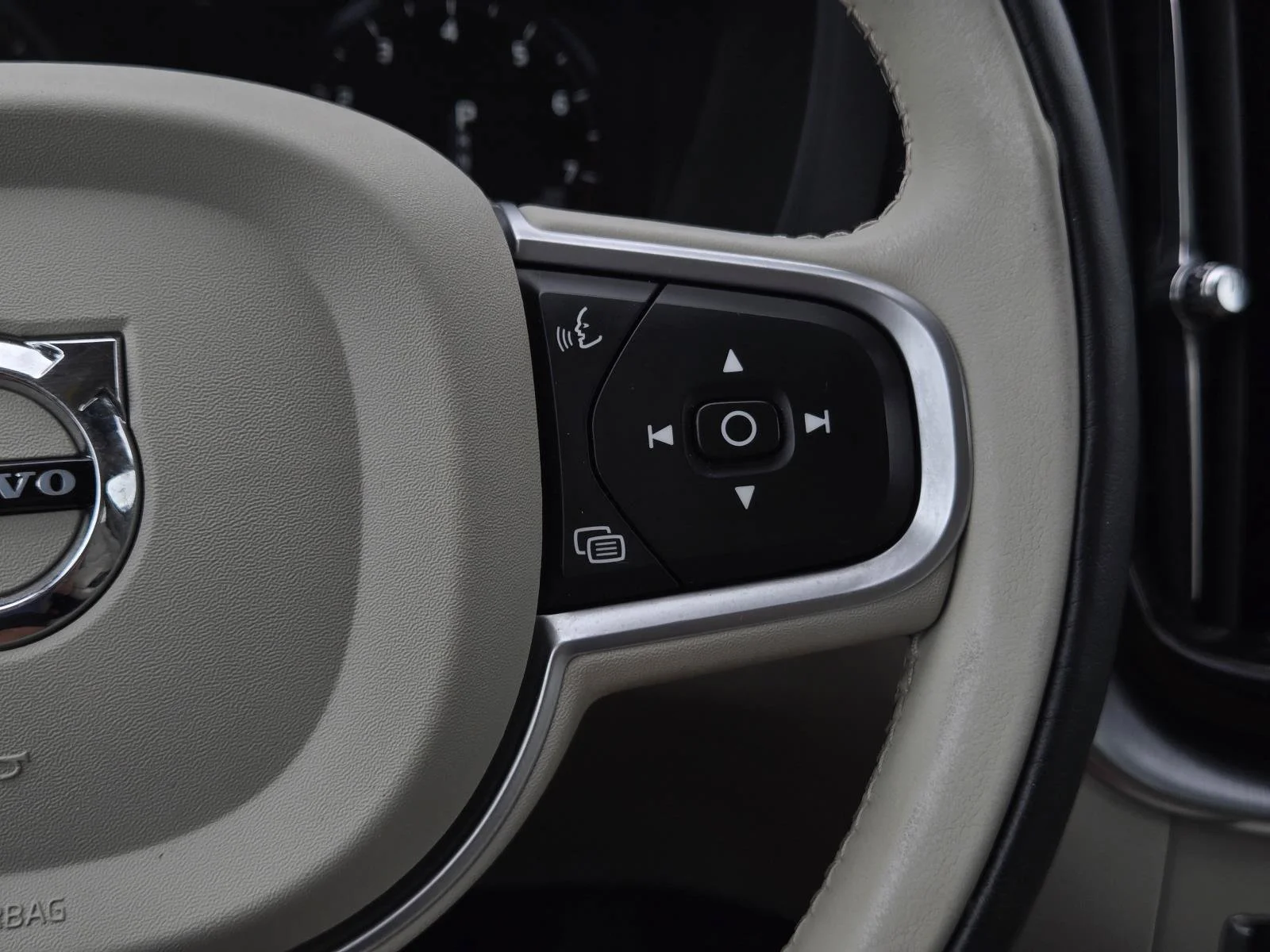 Used 2020 Crystal White Volvo Momentum image 18
