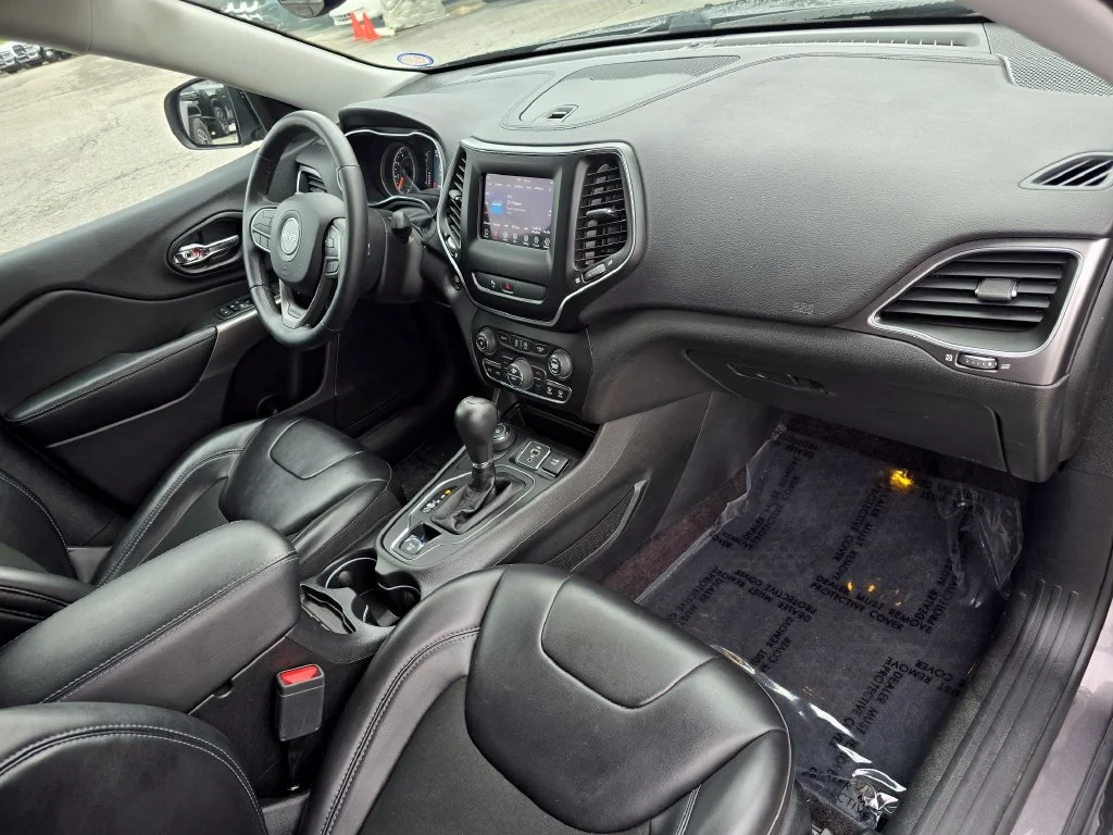 Used 2019 Gray Jeep Latitude Plus image 28
