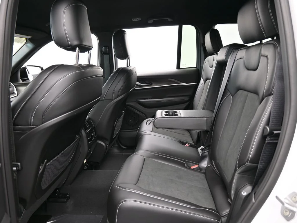 New 2026 Bright White Clear-Coat Exterior Paint Jeep Laredo image 29