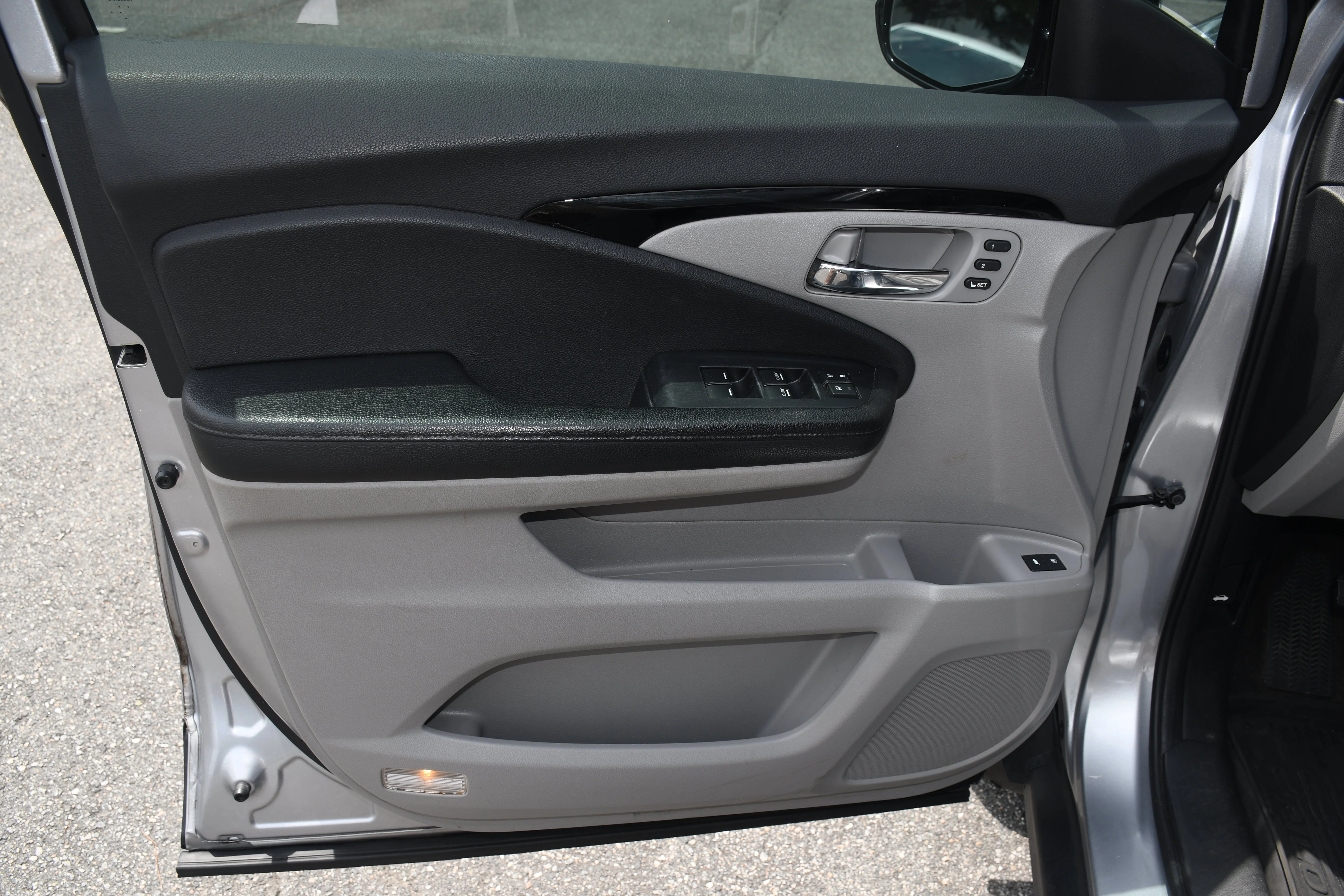 Used 2017  Honda Touring image 9
