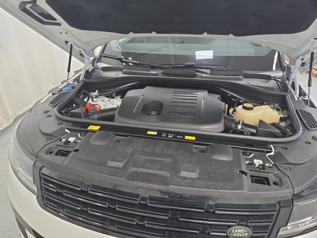 Used 2025 Fuji White Land Rover SE image 26