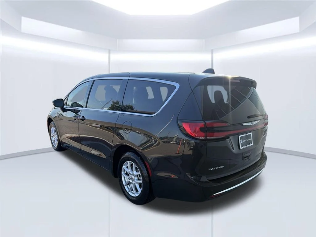 Used 2023 Black Chrysler Touring L image 5
