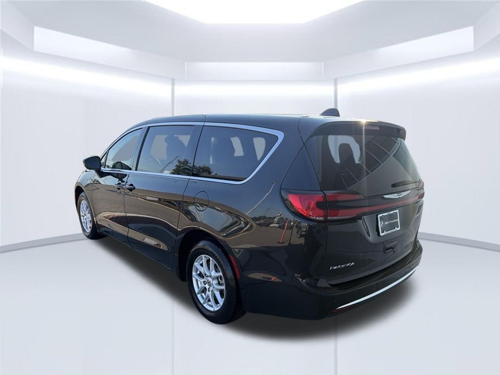 Used 2023 Black Chrysler Touring L image 5