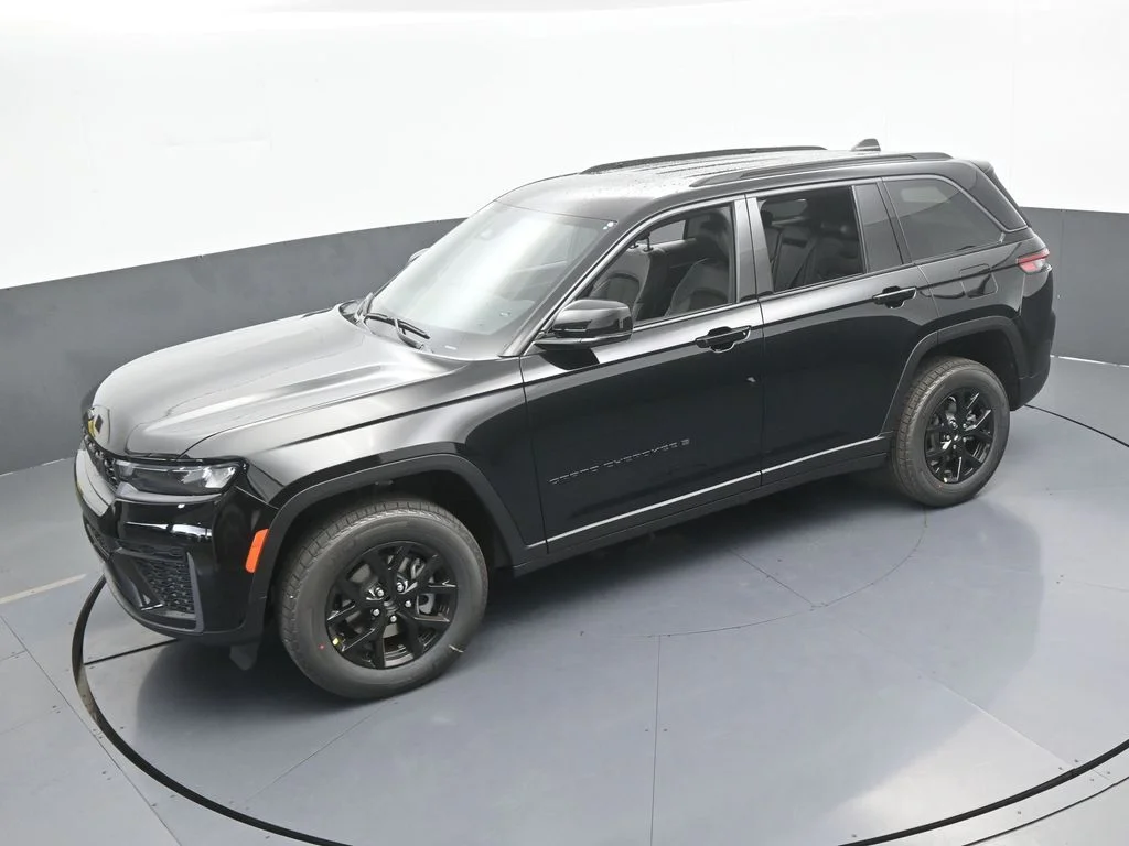 New 2026 Diamond Black Crystal Pearl-Coat Exterior Paint Jeep Altitude image 40