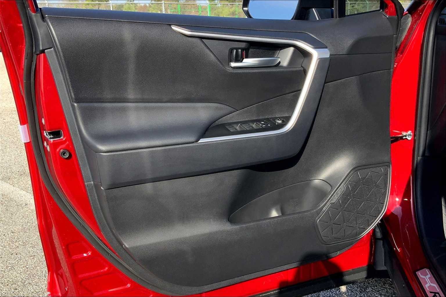 Used 2025 Ruby Flare Pearl Toyota XLE image 10