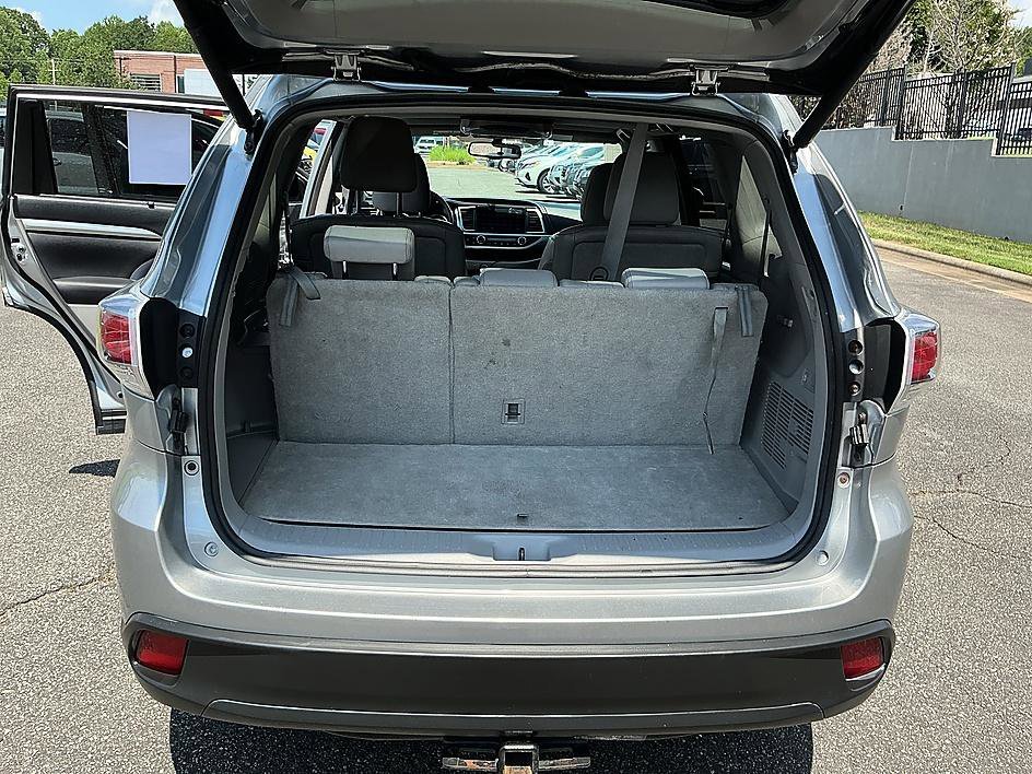 Used 2015 Silver Sky Metallic Toyota XLE image 28