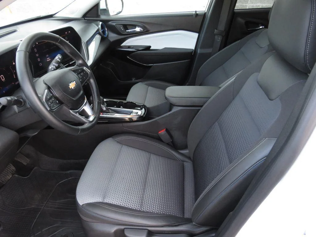 Used 2024 Summit White Chevrolet LT image 18