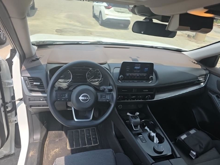 Used 2023 White Nissan SV image 3