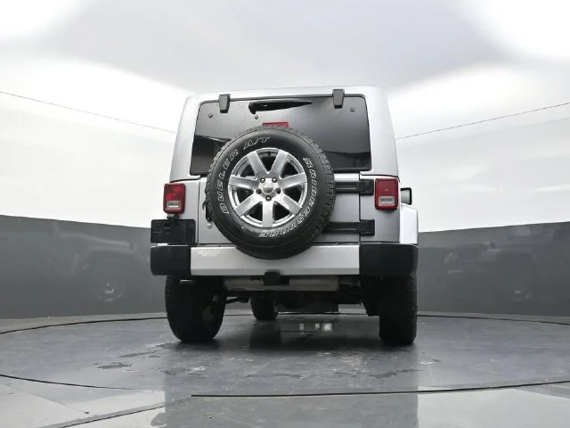Used 2013 Silver Jeep Sahara image 33