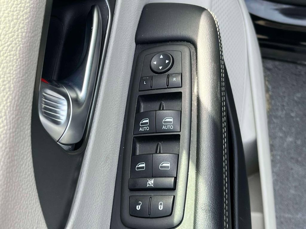 Used 2023 Brilliant Black C Chrysler Touring L image 25