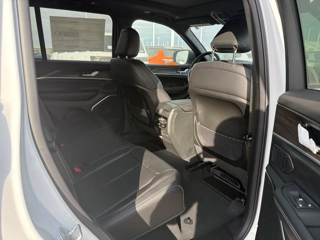 New 2026 Bright White Clear-Coat Exterior Paint Jeep Limited image 13