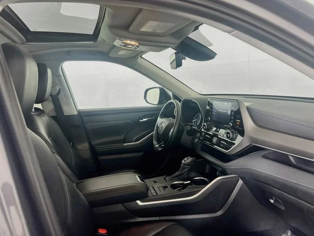 Used 2021 Magnetic Gray Metallic Toyota XLE image 9
