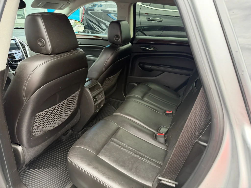 Used 2014 RADIANT SILVER METALLIC Cadillac Luxury Collection image 4