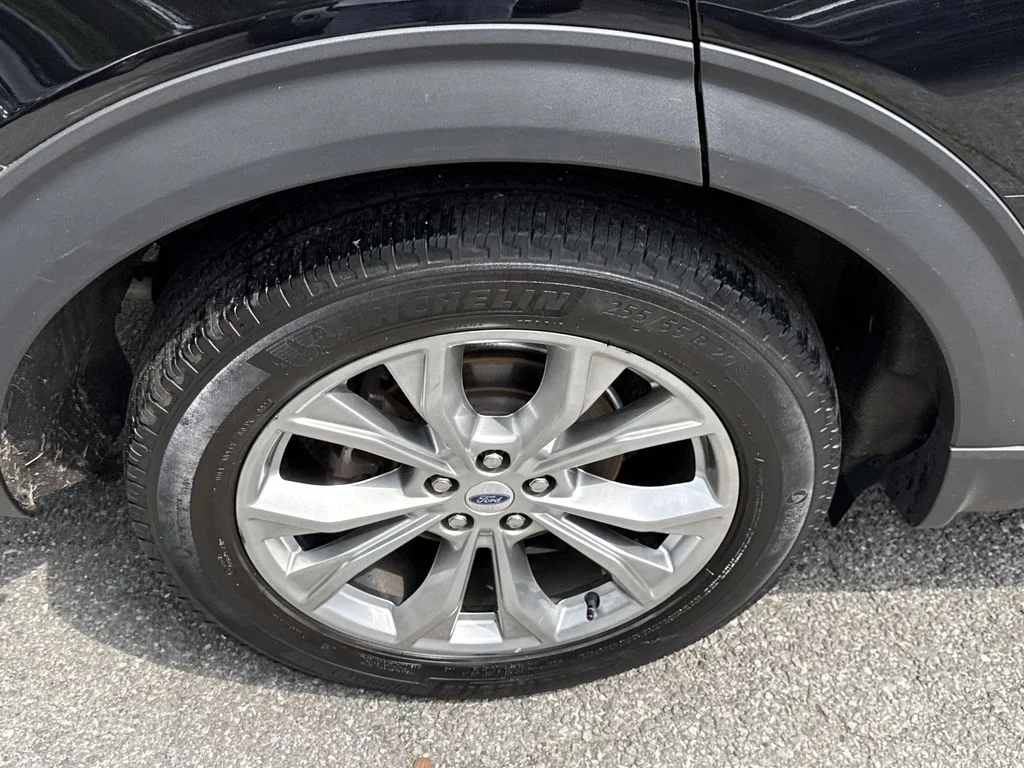 Used 2023 Agate Black Metallic Ford XLT image 12