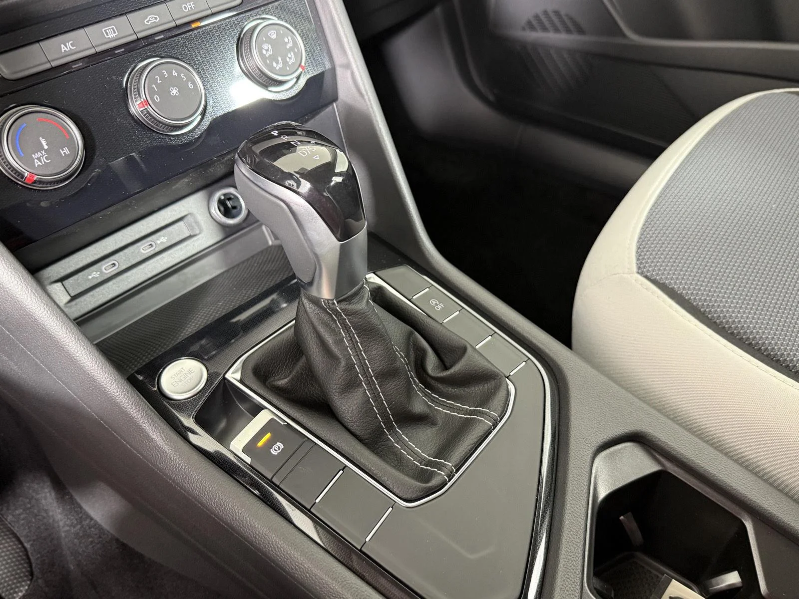 New 2027 Pure White Volkswagen S image 31
