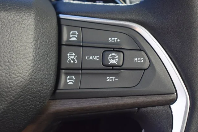 New 2027 Bright White Clearcoat Jeep Laredo Altitude image 28