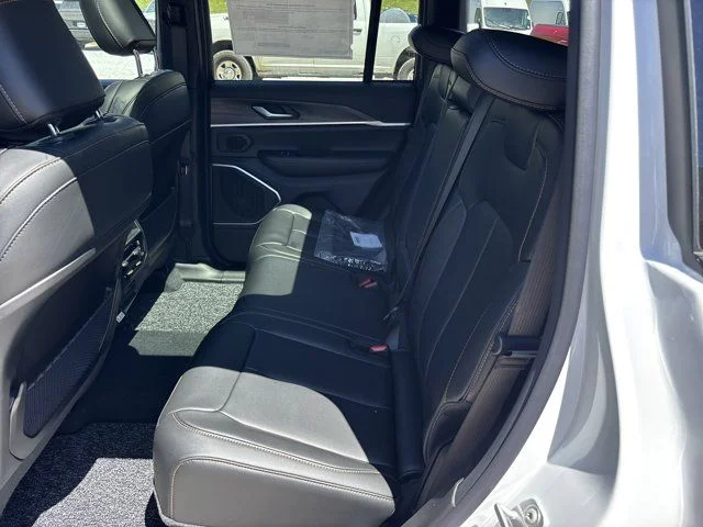 New 2026 Bright White Clear-Coat Exterior Paint Jeep  image 14