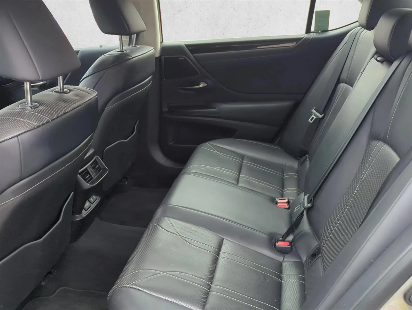 Used 2019 Atomic Silver Lexus ES 300h Luxury image 23