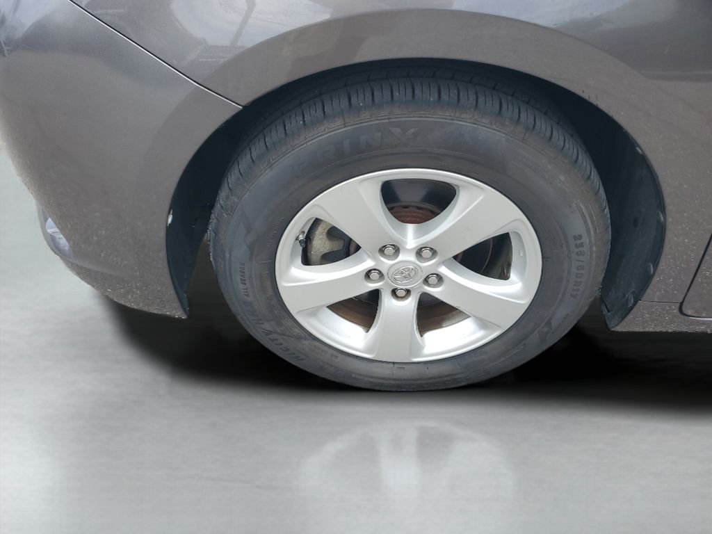 Used 2015 Gray Toyota LE image 24