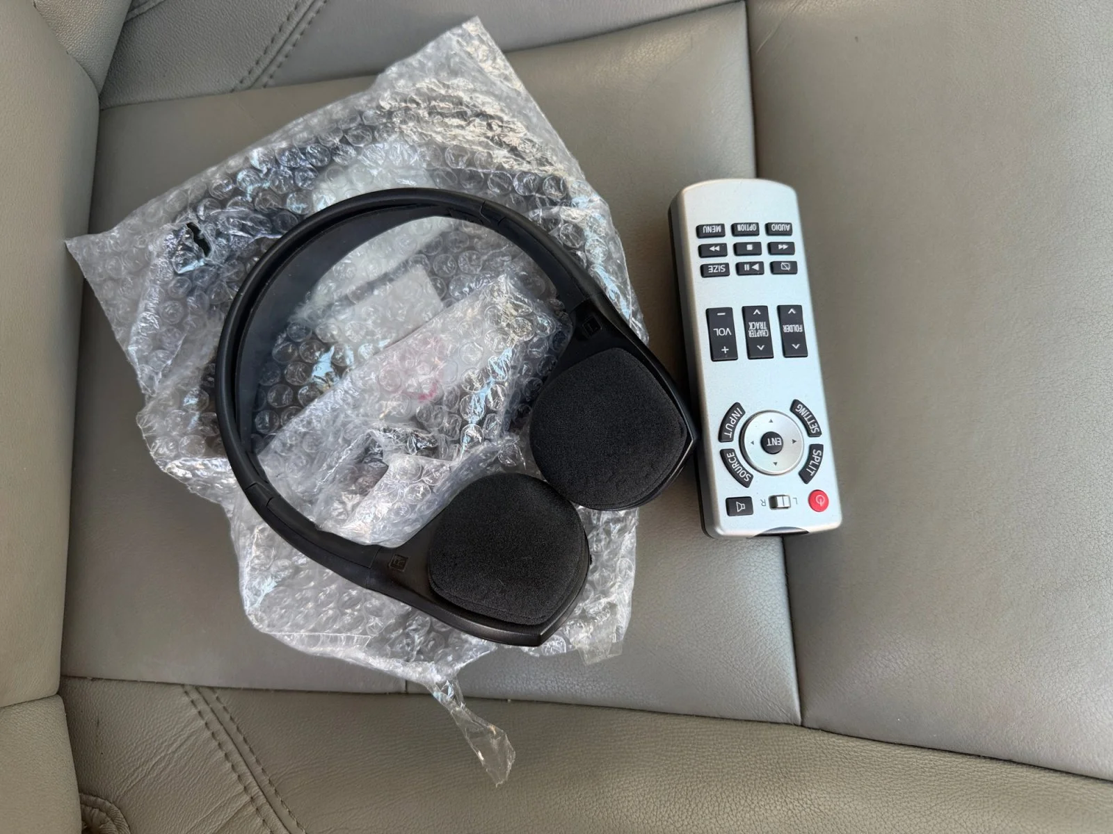 Used 2018 Super White Toyota XLE Premium image 47