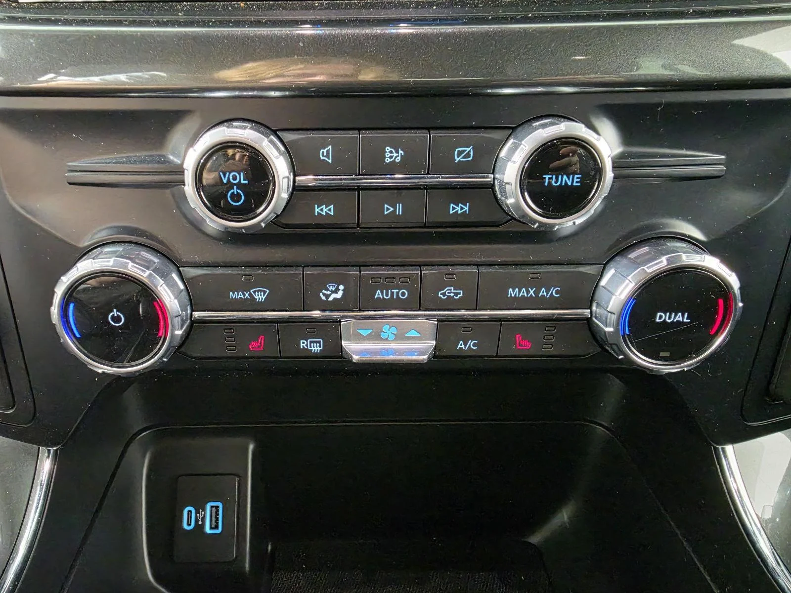 Used 2023 Iconic Silver Ford XLT image 18