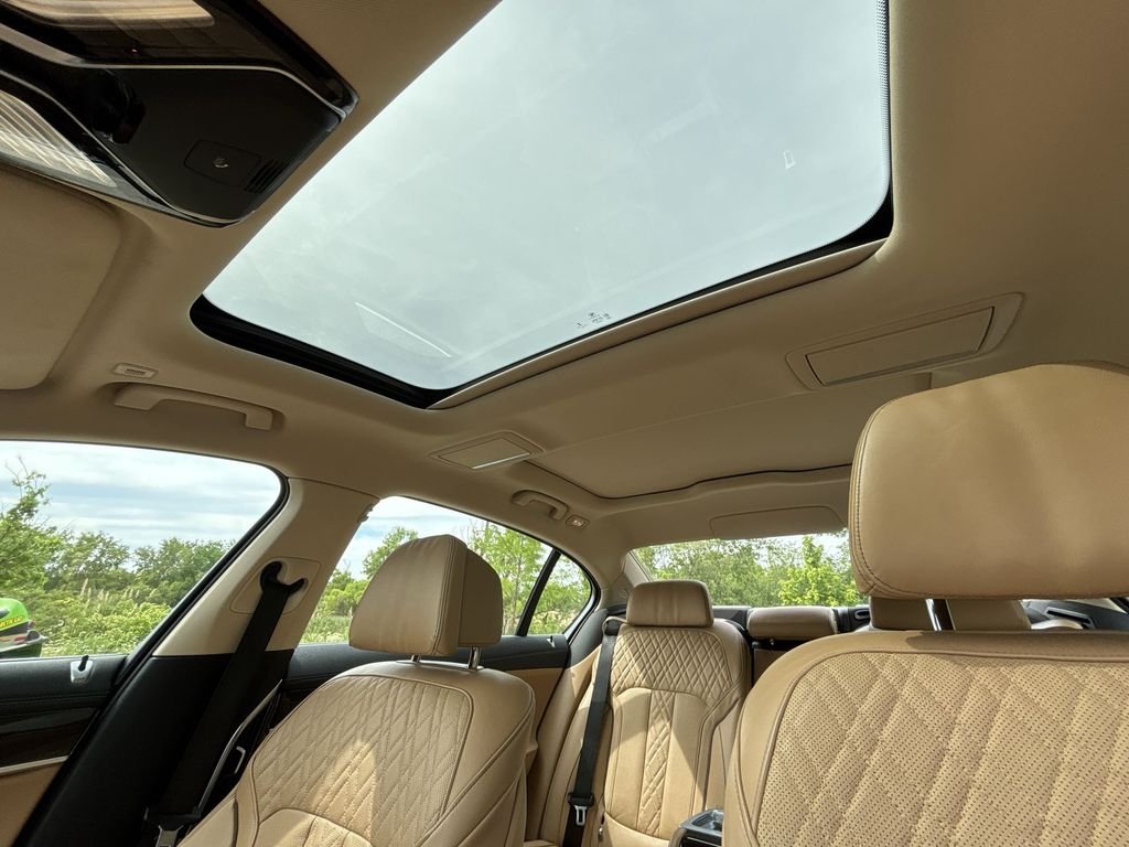 Used 2022 Black BMW 750i xDrive image 16