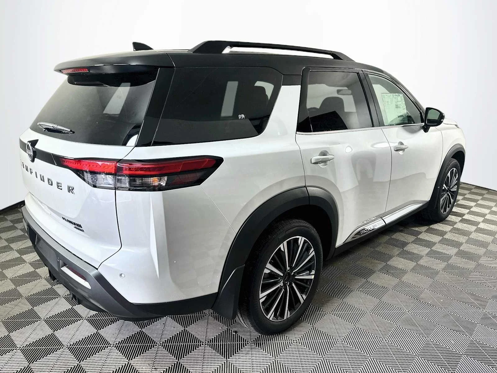 New 2026 Everest White Pearl Tricoat/Super Black Nissan Platinum image 2